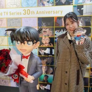 貴重な設定資料から、お祝いメッセージ、あの名シーンに入れちゃうフォトスポットまで! 『放送30周年記念 TVアニメ「名探偵コナン展」』(モデル:奥津マリリ)
