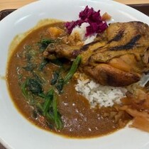 骨付きチキンがデカい！　すき家の「炭火焼きほろほろチキンカレー」を食べてみた