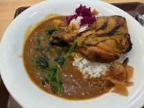 骨付きチキンがデカい！　すき家の「炭火焼きほろほろチキンカレー」を食べてみた