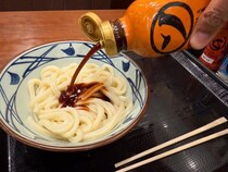 丸亀製麺の裏技「だしソースぶっかけうどん」が中毒性高すぎるウマさ！ 野菜かき揚げも足したらちょっと興奮してきた