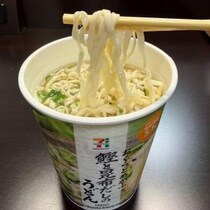 カップ麺研究家takaさん激推し！リュウジさんも反応　セブンプレミアムの「おくらとめかぶ 鰹と昆布だしのうどん」を食べてみた