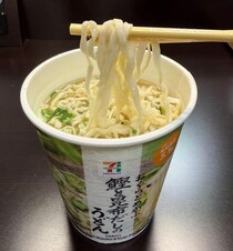 カップ麺研究家takaさん激推し！リュウジさんも反応　セブンプレミアムの「おくらとめかぶ 鰹と昆布だしのうどん」を食べてみた