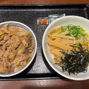 新しい定番に? 吉野家で「牛丼・油そばセット」販売開始 とりあえず食べてみた