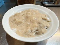 騙されたと思って東京・中野「箕輪家」のラーメンの泡3倍マシマシをライスにかけて食べてみて→ すげーウマイから！