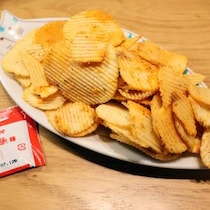 マックのシャカシャカポテト「ピザポテト味」の粉をピザポテトにかけるとヤバい！「全部濃い部分の味になる」