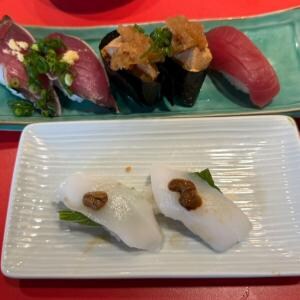【大阪グルメ】“魚屋の呑めるすし屋“ 新鮮なネタの寿司が1皿2貫200円からの「ニューすしセンター」
