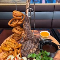 【USJグルメ】ド迫力のトマホークステーキも！　25周年を記念して「スタジオ・スターズ・レストラン」がメニューを完全リニューアル