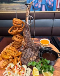 【USJグルメ】ド迫力のトマホークステーキも！　25周年を記念して「スタジオ・スターズ・レストラン」がメニューを完全リニューアル