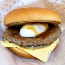 モスの朝メニュー『朝のとろったまチーズバーガー』がウマい「極限まで余分なものを削ぎ落とした絶品バーガー」
