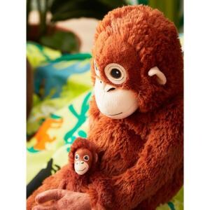 パンチくんが肌身離さず抱えているのはイケアのオランウータンのぬいぐるみ