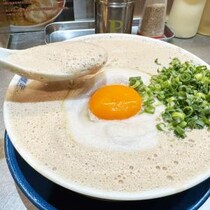 【衝撃グルメ】雨の日は豚骨ラーメンが超ウマくなるらしい！ 超人気ラーメン店「箕輪家」店主がその理論を語る