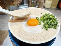 【衝撃グルメ】雨の日は豚骨ラーメンが超ウマくなるらしい！ 超人気ラーメン店「箕輪家」店主がその理論を語る