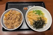 新しい定番に？　吉野家で「牛丼・油そばセット」販売開始　とりあえず食べてみた