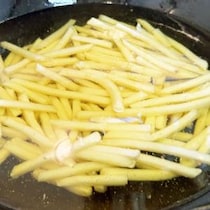 【秘密グルメ】冷凍フライドポテトをおいしく揚げる方法「冷油起動昇温黄金裂揚法」が本当にウマすぎる件