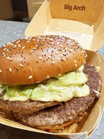【マクドナルドの真髄】ビッグマックの上位互換バーガー「ビッグアーチ」日本で発売秒読みか→ 実際に食べてみた