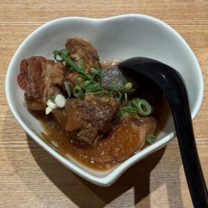 【鹿児島グルメ】ハッピーアワーがお得すぎる! 豚バラ軟骨の味噌煮込みもオススメの「あご出汁餃子ゆでタン さんじ天文館店」