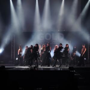 国内屈指のダンサー8名と正体不明の5人組によるパフォーマンスが話題に