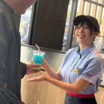 えなこ「すごく青春って感じ！」KFC新ドリンク「ちゅる～りぃ」を絶賛──”次世代モデル店舗”1号店オープニングセレモニー＆新商品発表会レポート
