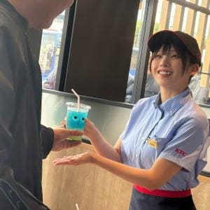 えなこ「すごく青春って感じ!」KFC新ドリンク「ちゅる~りぃ」を絶賛──”次世代モデル店舗”1号店オープニングセレモニー&新商品発表会レポート