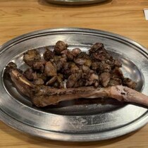 【鹿児島グルメ】名物の「もも焼き」がウマイ！　赤塚不二夫先生の看板が目を引く「丸万 元祖焼鳥」