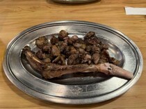 【鹿児島グルメ】名物の「もも焼き」がウマイ！　赤塚不二夫先生の看板が目を引く「丸万 元祖焼鳥」