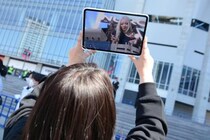 横浜に巨人化した“ちゃんみな”が出現！ ソニーグループの最先端テクノロジーで感動の3D体験