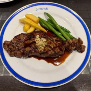 【新宿グルメ】新宿西口の「ル・モンド」で厚切りサーロインステーキのセットを食べてみた