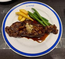 【新宿グルメ】新宿西口の「ル・モンド」で厚切りサーロインステーキのセットを食べてみた