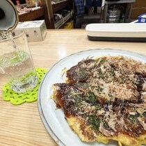【石川県グルメ】金沢市民が観光客に教えない「お好み焼きを食べながら刺身と酒を楽しめる店」が良すぎる / お好み焼きを30分かけて丁寧に作る三由