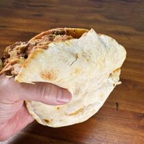 【秋葉原グルメ】超ゲキウマすぎる「モーゼスさんのケバブ」のケバブ→ ヤミツキになる私流の食べ方