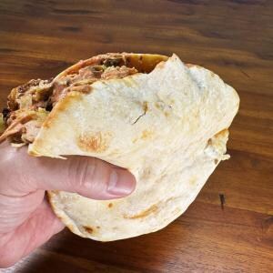 【秋葉原グルメ】超ゲキウマすぎる「モーゼスさんのケバブ」のケバブ→ ヤミツキになる私流の食べ方