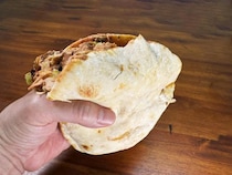 【秋葉原グルメ】超ゲキウマすぎる「モーゼスさんのケバブ」のケバブ→ ヤミツキになる私流の食べ方