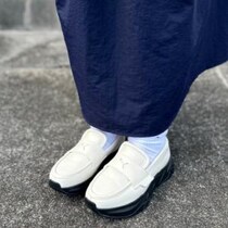 「ローファースニーカー」や「スニーカーローファー」と呼ばれる「見た目はローファー、履き心地はスニーカー」が人気だそうです