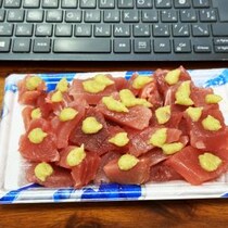 【仕事めしシリーズ】パソコンしながら食べるマグロ刺身と缶ビールが最高すぎるという話