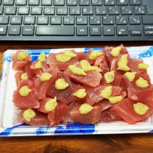 【仕事めしシリーズ】パソコンしながら食べるマグロ刺身と缶ビールが最高すぎるという話