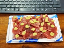 【仕事めしシリーズ】パソコンしながら食べるマグロ刺身と缶ビールが最高すぎるという話