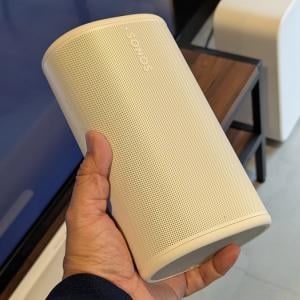 据え置きでも持ち運びでも単体でステレオサウンドが楽しめるスマートスピーカー　Sonosが「Sonos Play」を発売