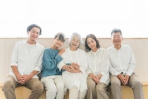お金のこと親に聞ける？ 約半数が「親の気分を害しそう」と躊躇 / 親の気分を害さない会話のヒントとは