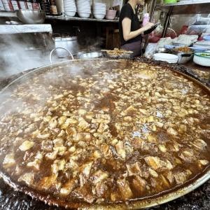 【タイ・バンコクの超グルメ】数十年ずっと煮込み続けている巨大鍋の「牛肉煮込み麺」を食べた結果 / ワッタナー・パーニット