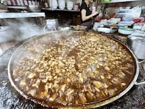 【タイ・バンコクの超グルメ】数十年ずっと煮込み続けている巨大鍋の「牛肉煮込み麺」を食べた結果 / ワッタナー・パーニット