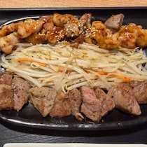 【九州グルメ】鹿児島の「鉄板焼天神ホルモン」でイチオシランチの「牛モモ肉ステーキ＆ミックスホルモン定食」を食べてみた