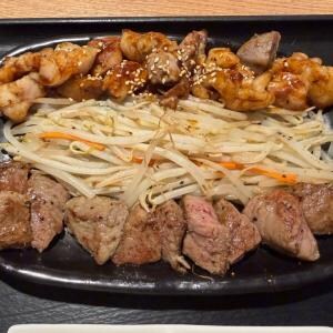 【九州グルメ】鹿児島の「鉄板焼天神ホルモン」でイチオシランチの「牛モモ肉ステーキ＆ミックスホルモン定食」を食べてみた