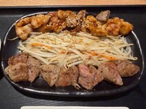 【九州グルメ】鹿児島の「鉄板焼天神ホルモン」でイチオシランチの「牛モモ肉ステーキ＆ミックスホルモン定食」を食べてみた