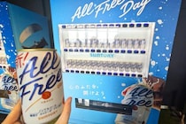 【東京タワー】約600段の外階段で上るとオールフリーが1本もらえる自販機が登場！ 展望料金も無料になって気分開放