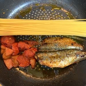 えっ調味料は塩だけ? フライパン1つでできて失敗なし! なのに驚くほど美味しい塩サバペペロンチーノの作り方