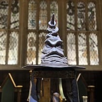 \グリフィンドール！/　あの“組み分け帽子”の展示や魔法の秘密を学べる　スタジオツアー東京特別企画「ホグワーツからの招待状」開催中