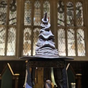 \グリフィンドール！/　あの“組み分け帽子”の展示や魔法の秘密を学べる　スタジオツアー東京特別企画「ホグワーツからの招待状」開催中