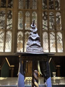 \グリフィンドール！/　あの“組み分け帽子”の展示や魔法の秘密を学べる　スタジオツアー東京特別企画「ホグワーツからの招待状」開催中