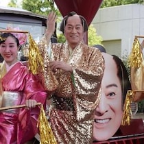 松平健が、地上15mからGWの晴れ祈願！横浜・八景島シーパラダイスとのコラボで『マツケンまみれゆうえんち』開催中