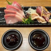 【鹿児島グルメ】 幻のブランドぶり“茶ぶり”の刺身も！　屋台村ライカエリアの「TAGIRUBA」で至高のせんべろ